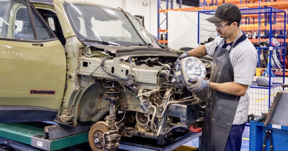 Car disassembly at Circular AutoPeças