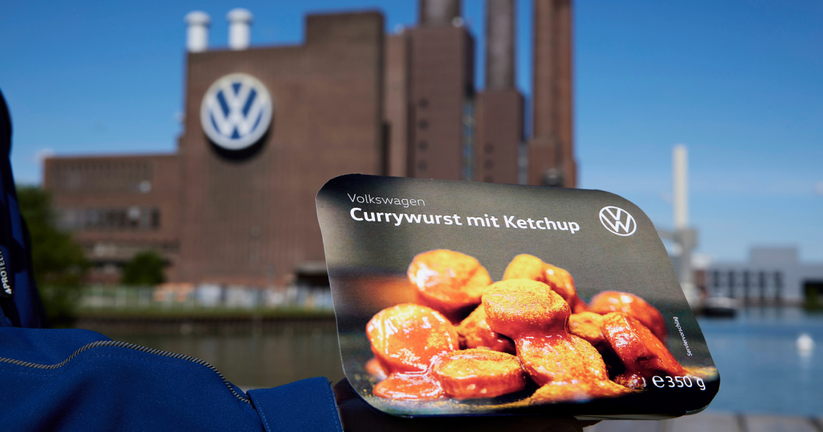 Volkswagen Currywurst mit Ketchup на фоне завода