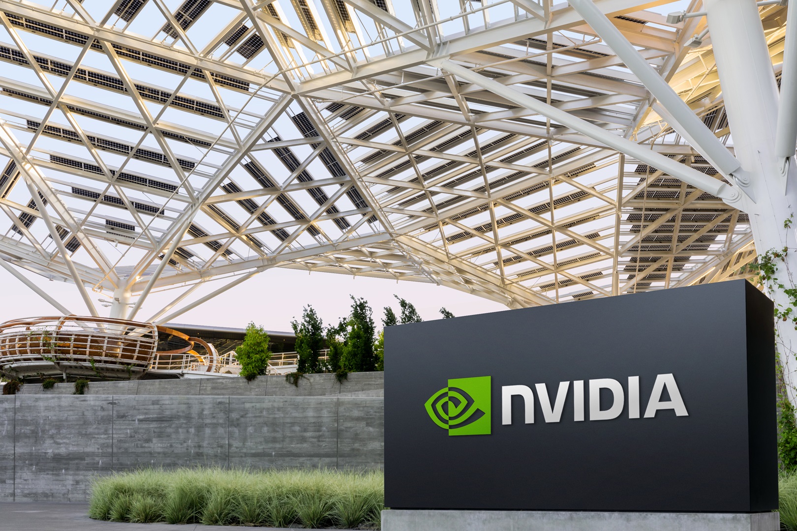 NVIDIA утроила доход и в 13 раз увеличила чистую прибыль благодаря спросу на ИИ-чипы 