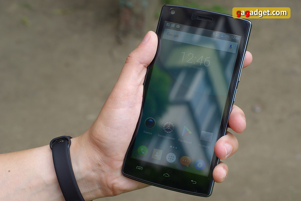 Обзор DOOGEE X5 Max: лучшие десять процентов-4 Смартфон DOOGEE X5 Max в руке