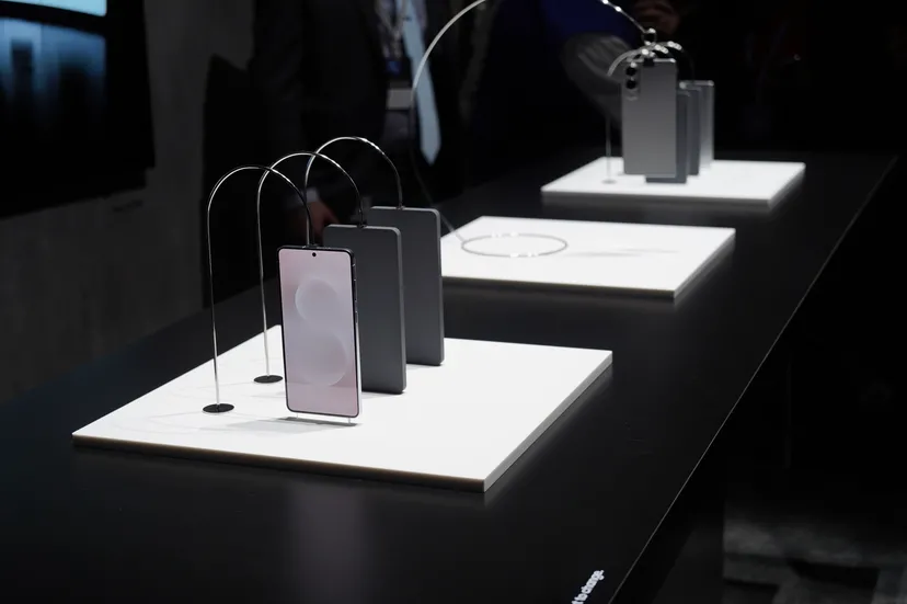 Le smartphone Galaxy S25 Edge avec deux caméras au dos