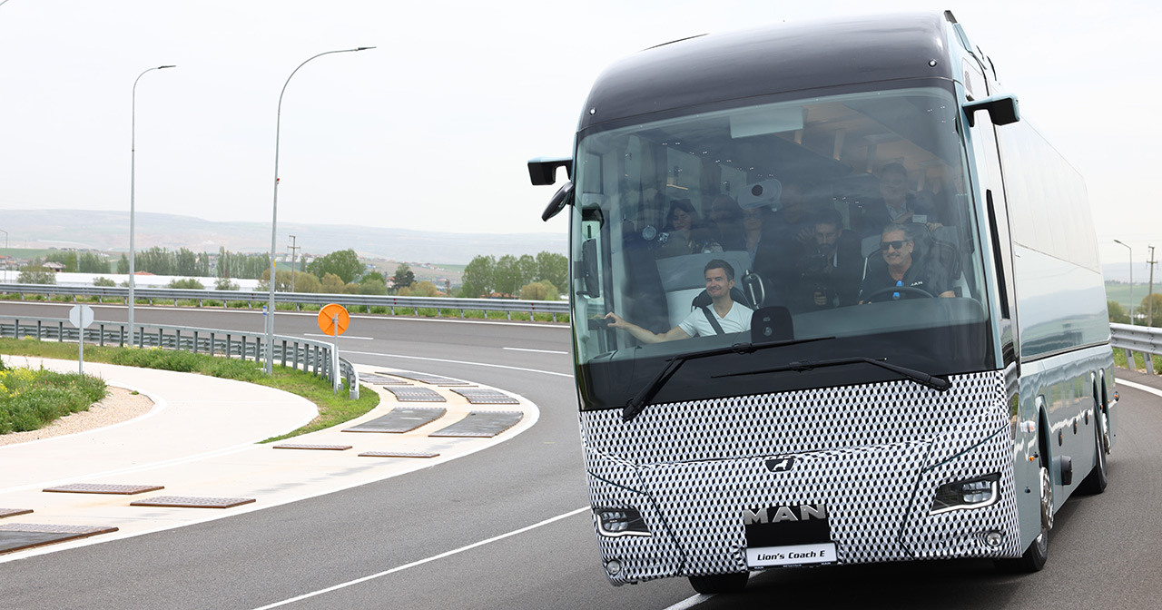 Прототип електробуса MAN Lion's Coach E, оформлений у камуфляж
