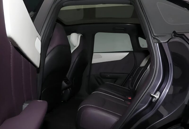 Plafond noir à l'intérieur du Mazda EZ-60