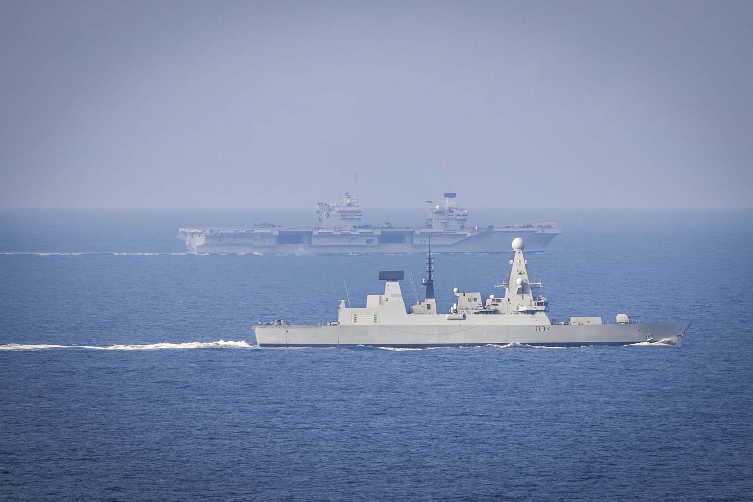 Le porte-avions HMS Queen Elizabeth, transportant des chasseurs de cinquième génération F-35 Lightning II, a mené avec succès une série de missions de frappe simulées au large des côtes norvégiennes.