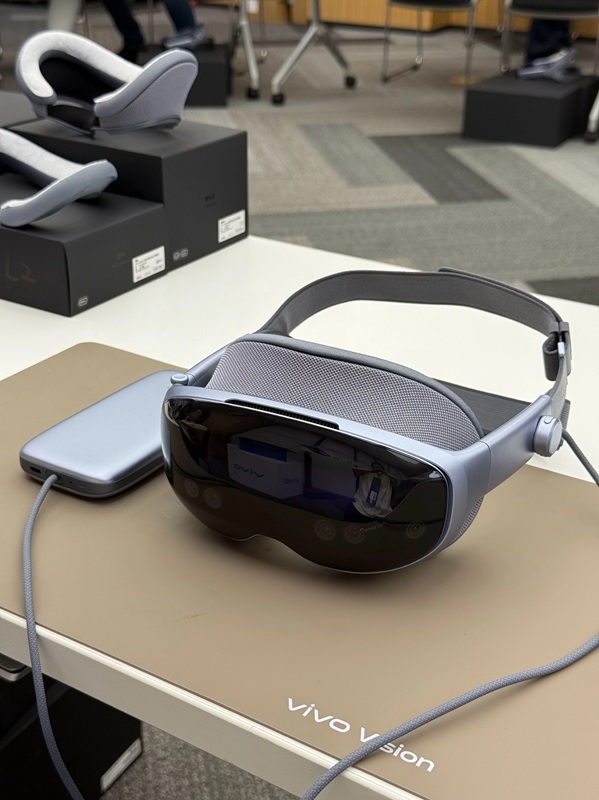 Дисплей гарнітури Vivo Vision Discovery Edition