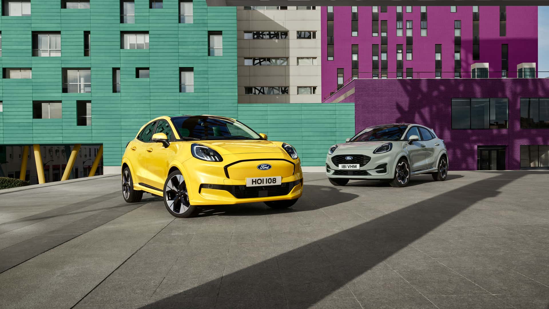 Ford Puma Gen-E version jaune et Ford Puma normale version grise