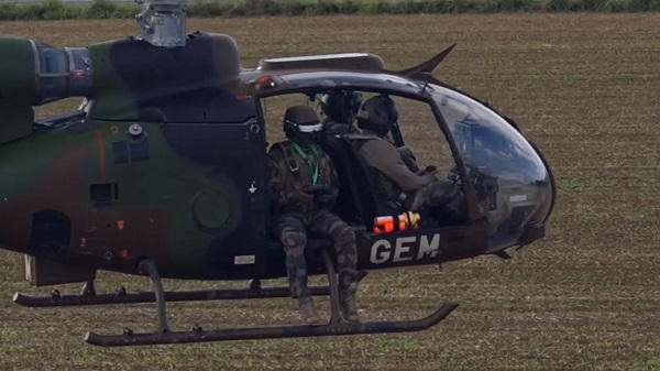 Les soldats du 3e régiment d'hélicoptères français s'entraînent à l'utilisation de drones