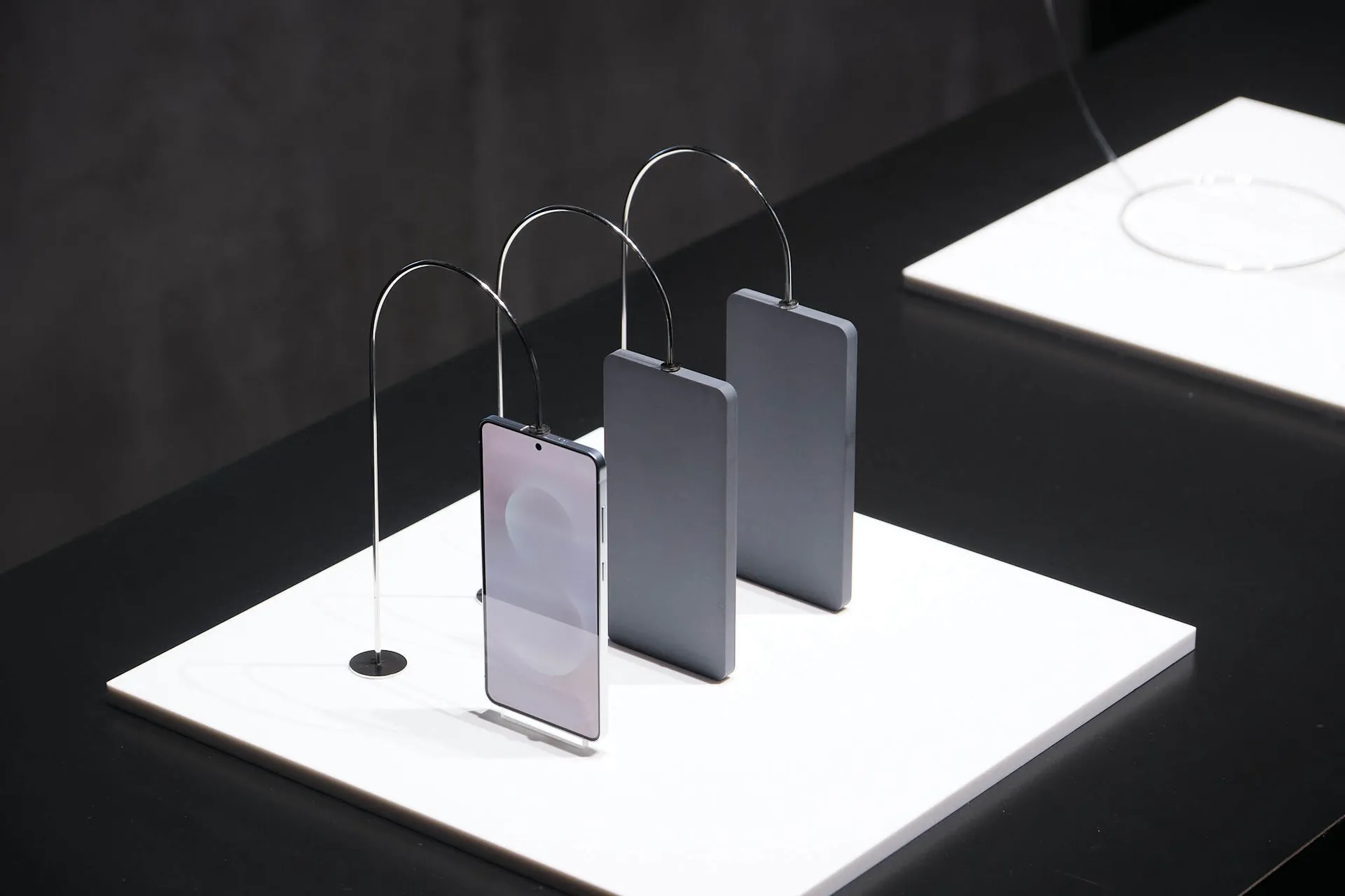 Le smartphone Galaxy S25 Edge au salon