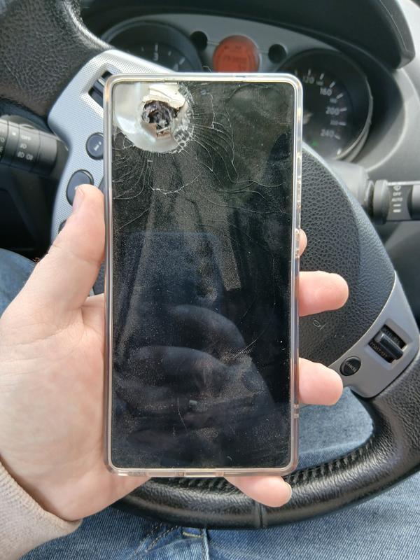 Photo of the Galaxy S25 Ultra with the screen pierced by a bullet. Illustration: Samsung
