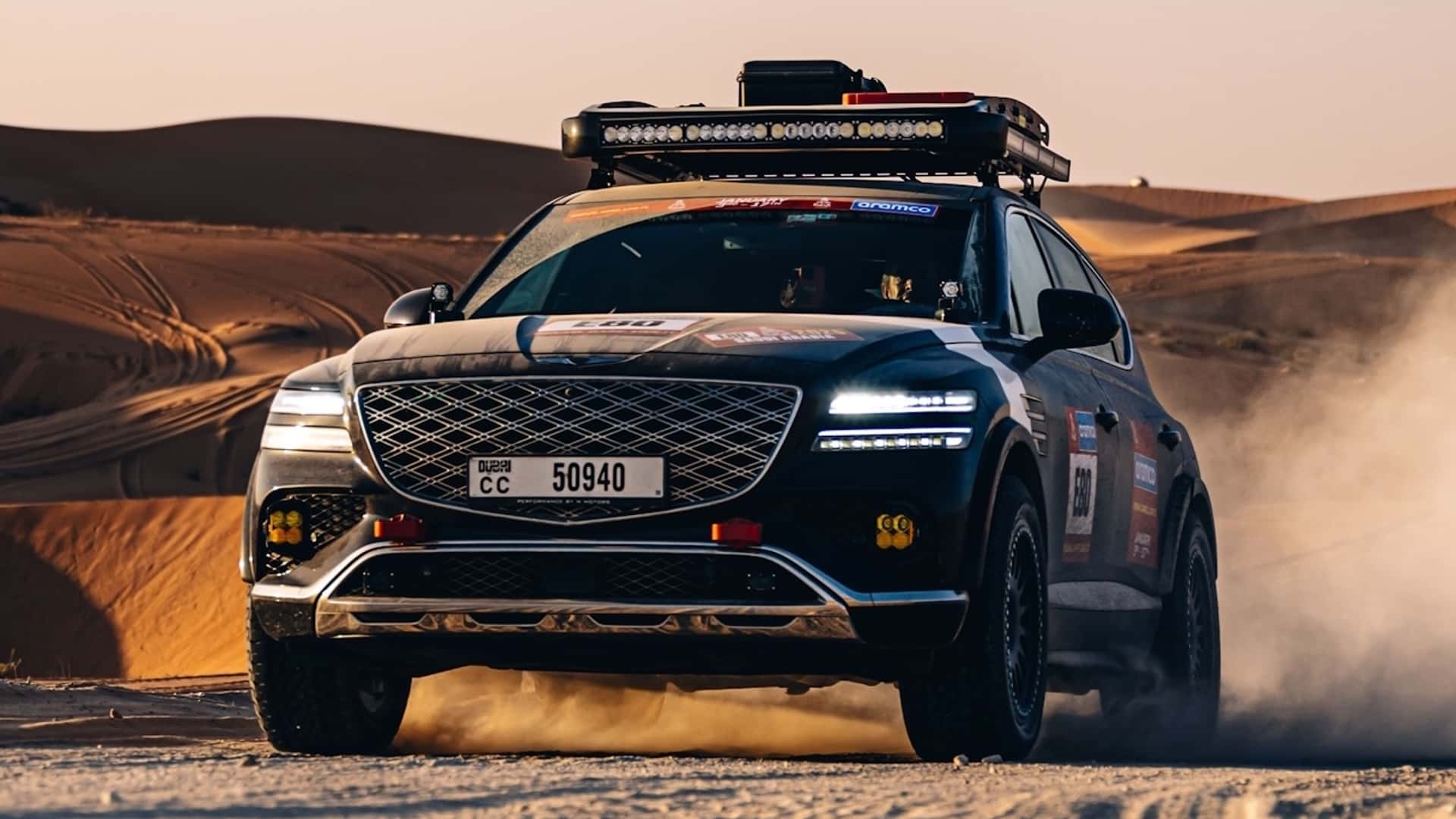 Genesis GV80 Desert Edition на пустельних дюнах