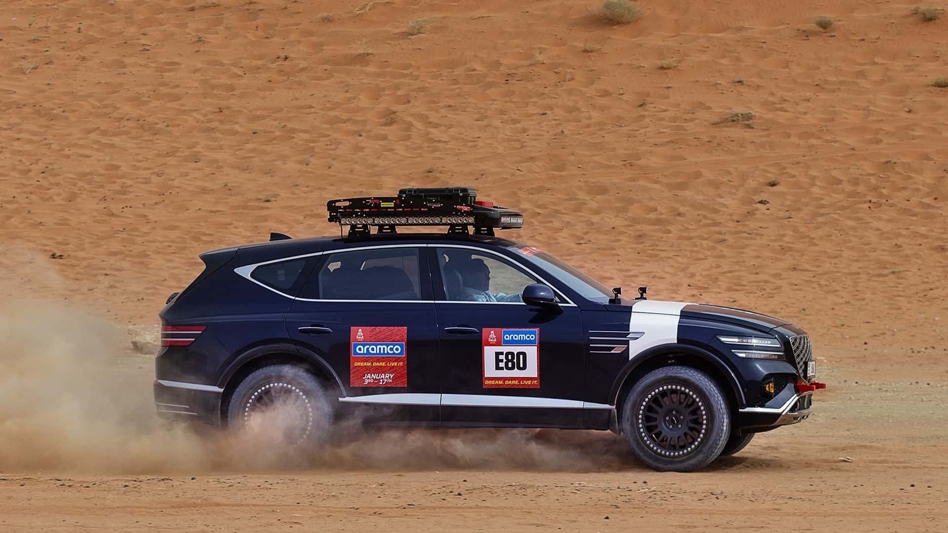 Genesis GV80 Desert Edition з видом на пустелю