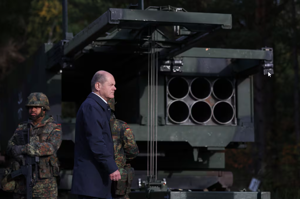Le chancelier allemand Olaf Scholz à côté du système de fusées à lancement multiple (MARS II)