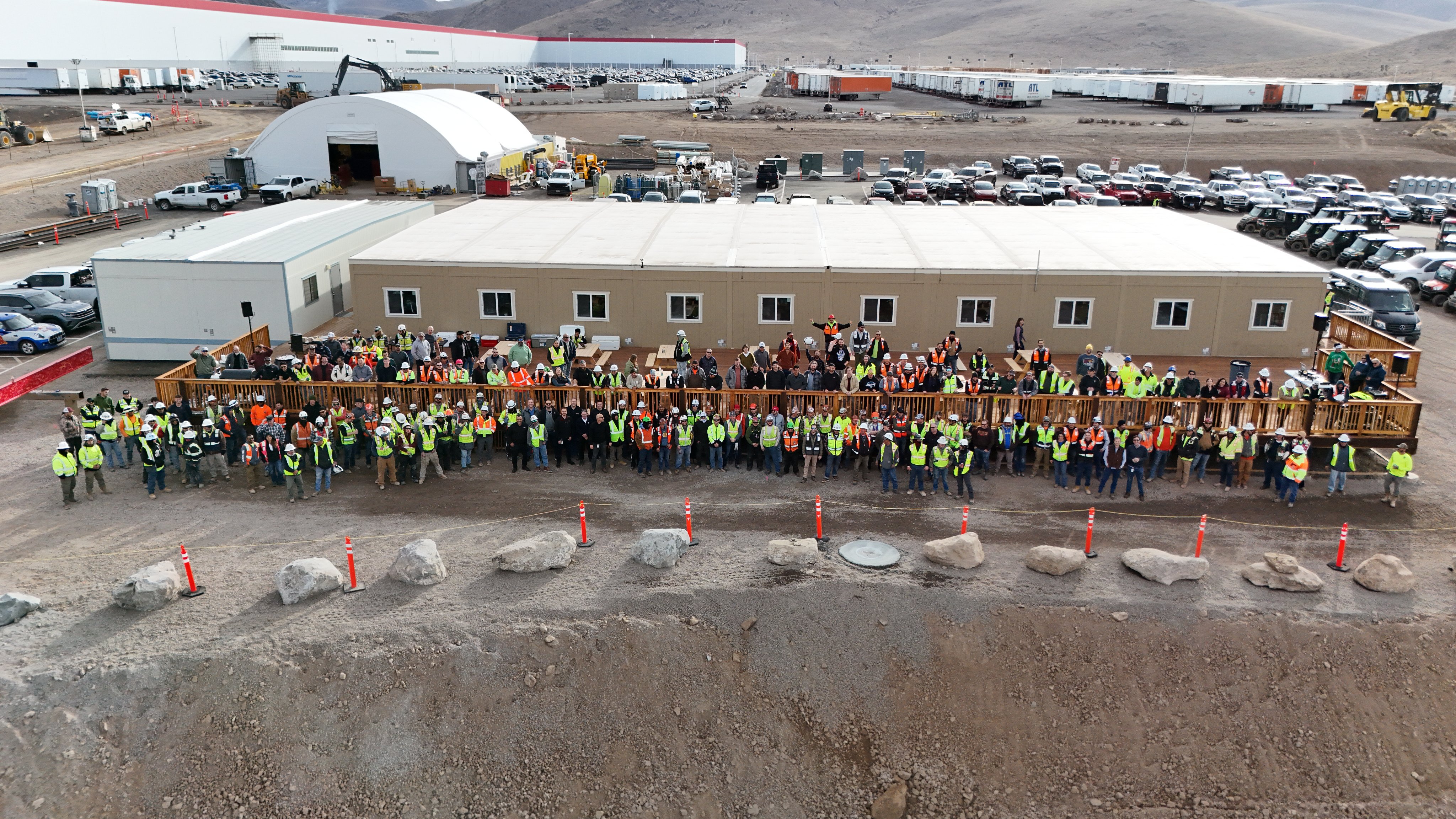 Structure métallique principale de l'usine Tesla Semi au Nevada