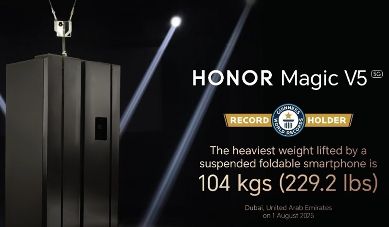 Смартфон HONOR Magic V5 з підвішеними обважнювачами