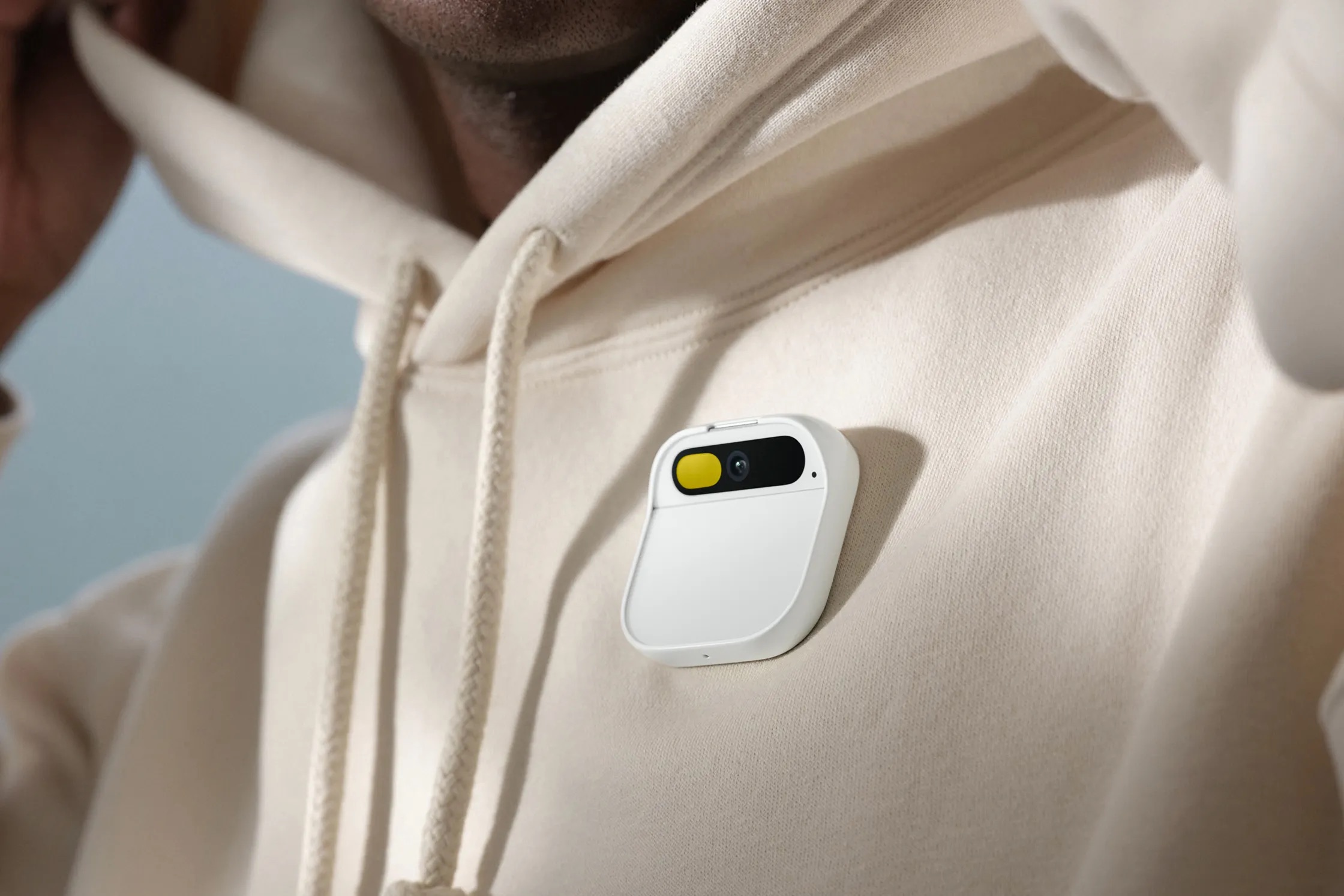 Humane a officiellement dévoilé AI Pin, un appareil portable doté d'un projecteur laser et prenant en charge les modèles OpenAI, au prix de 699 $.