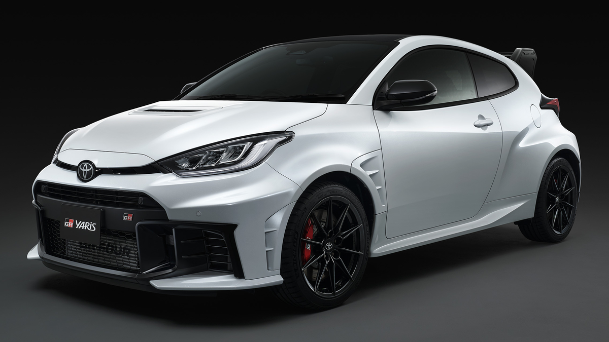 Синий Toyota GR Yaris с аэродинамическими доработками