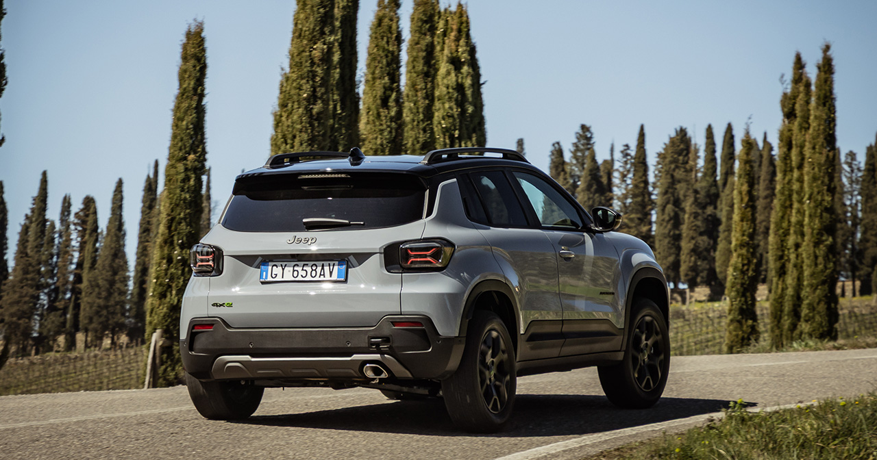 Jeep Avenger 4xe in stormy conditions