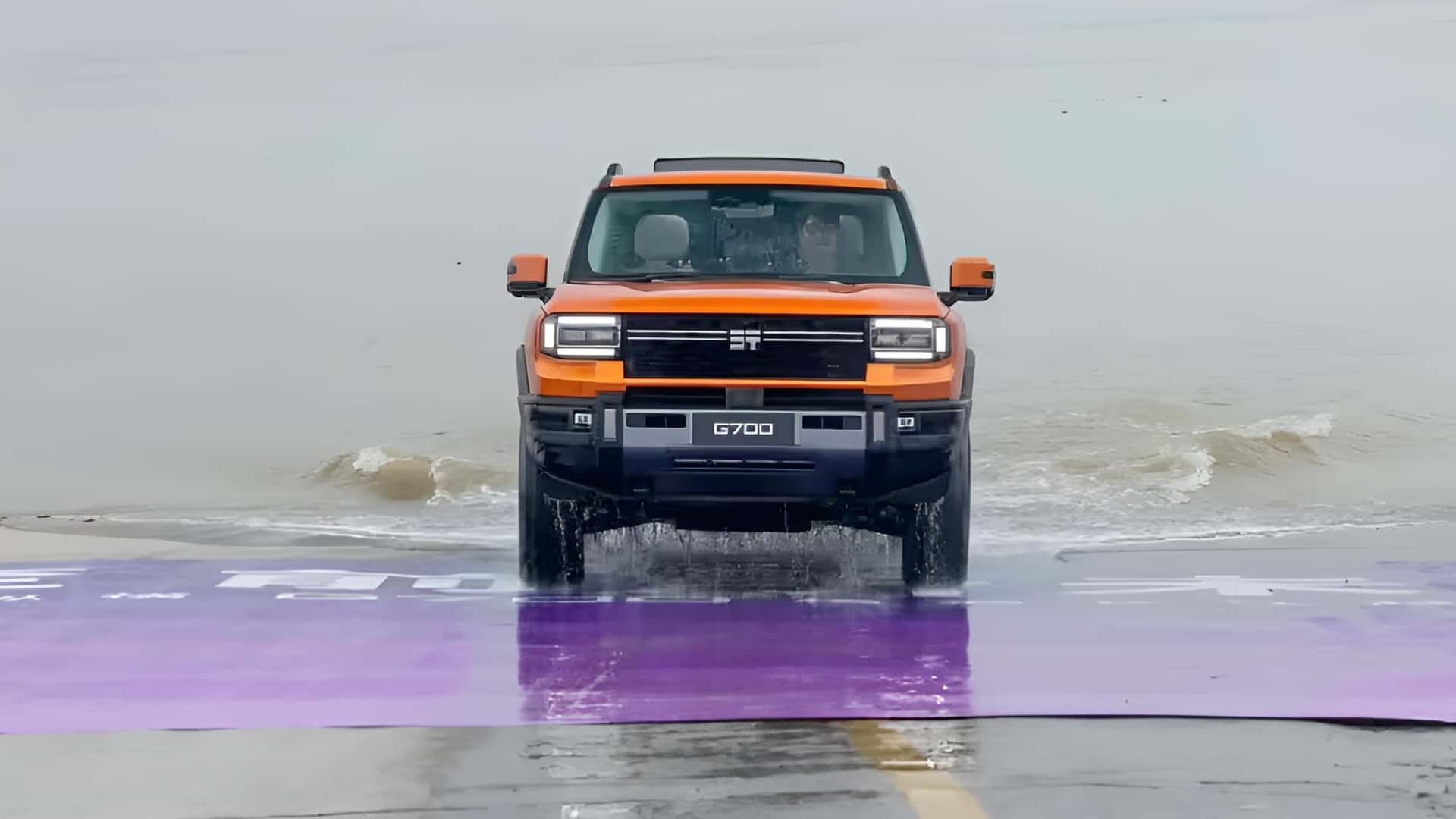 Jetour G700 в движении по воде
