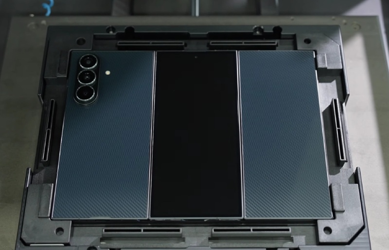 Attaching the rear panels of the Galaxy Z TriFold