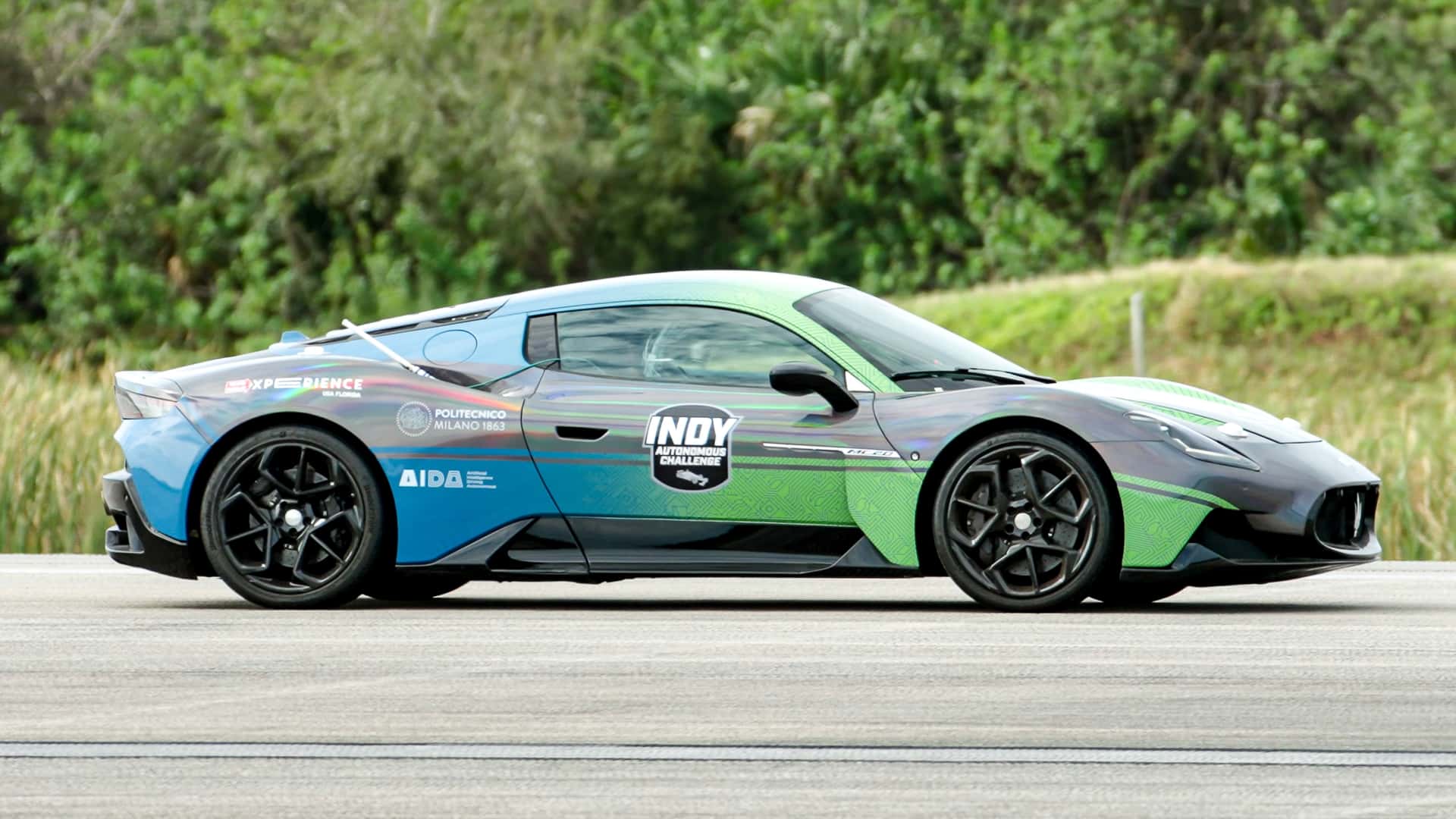 Maserati MC20 на злітно-посадковій смузі