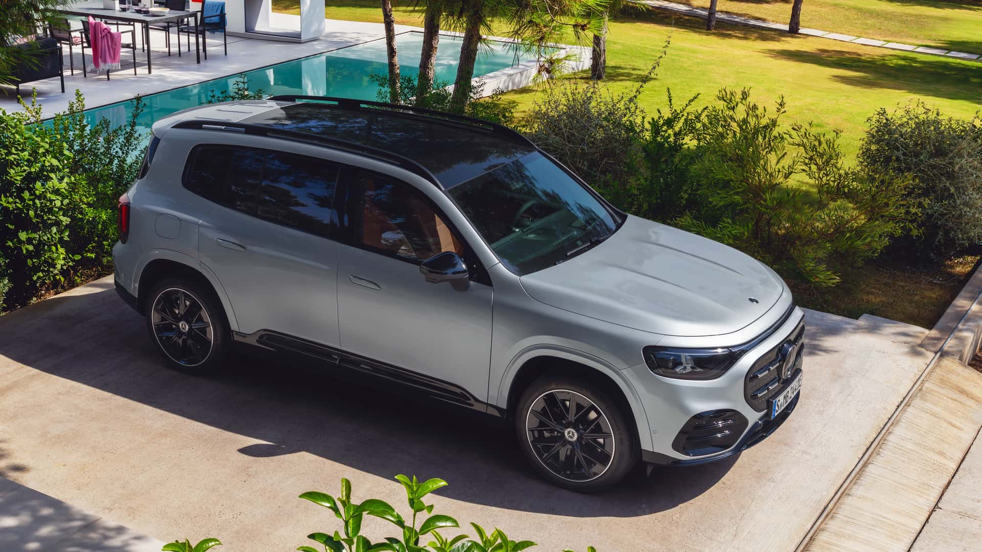 Панорамний дах нового Mercedes-Benz GLB 2026
