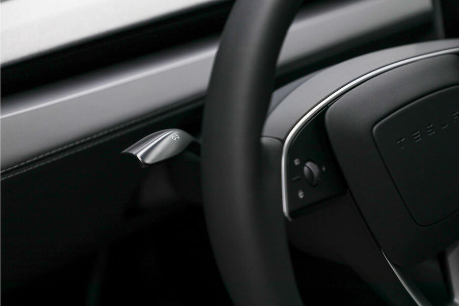 Підрульовий перемикач в оновленій Tesla Model 3