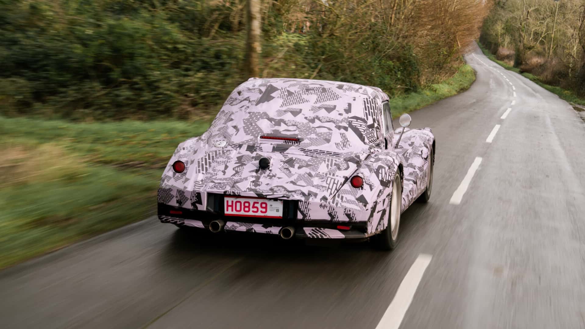 Прототип нового автомобіля Morgan у камуфляжі