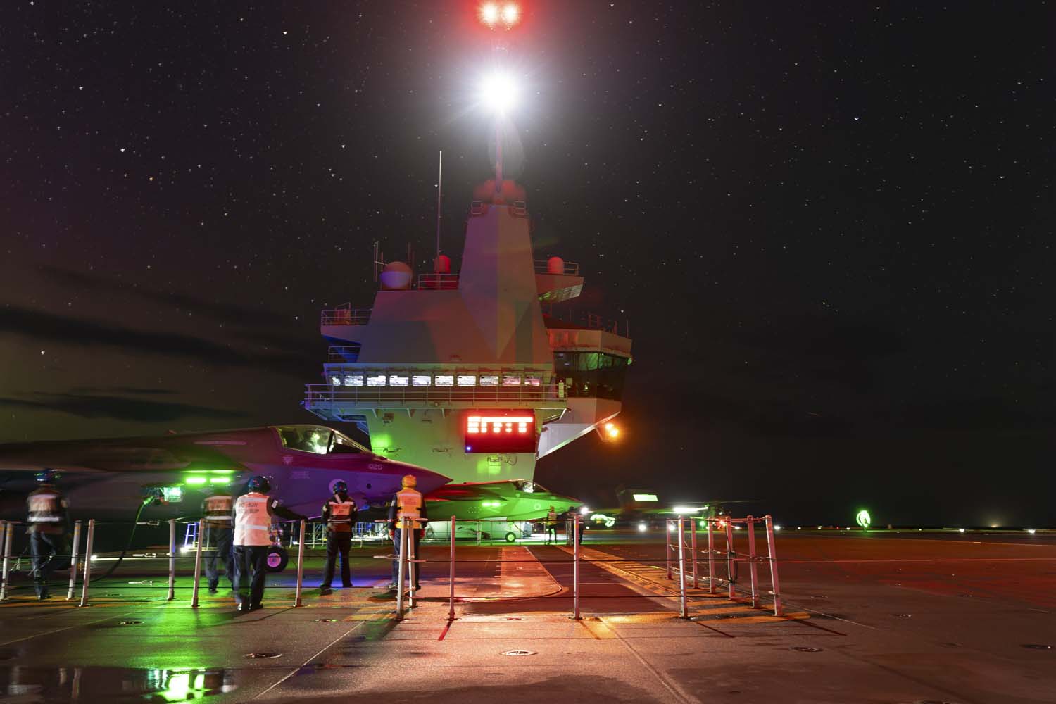 Le porte-avions HMS Queen Elizabeth, transportant des chasseurs de cinquième génération F-35 Lightning II, a mené avec succès une série de missions de frappe simulées au large des côtes norvégiennes.-9