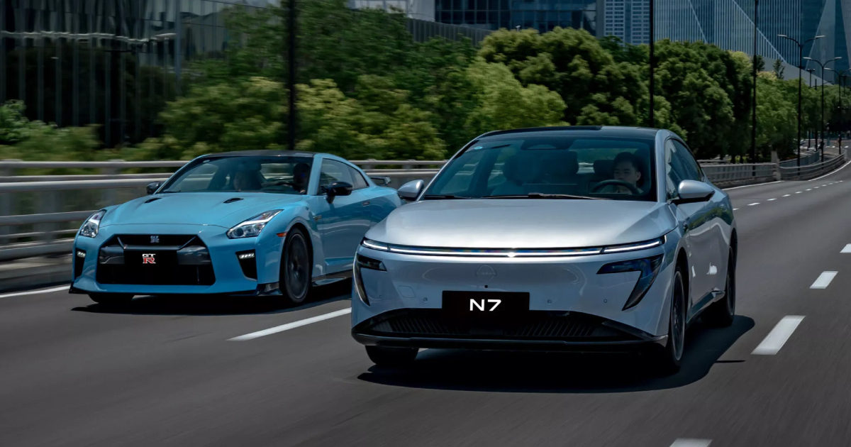 Nissan N7 поруч із GT-R