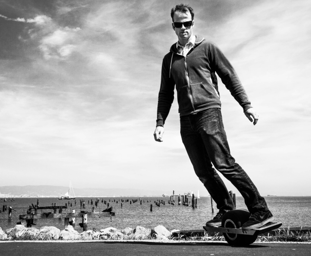 Концепт одноколесного электроскейтборда Onewheel с автоматической балансировкой 