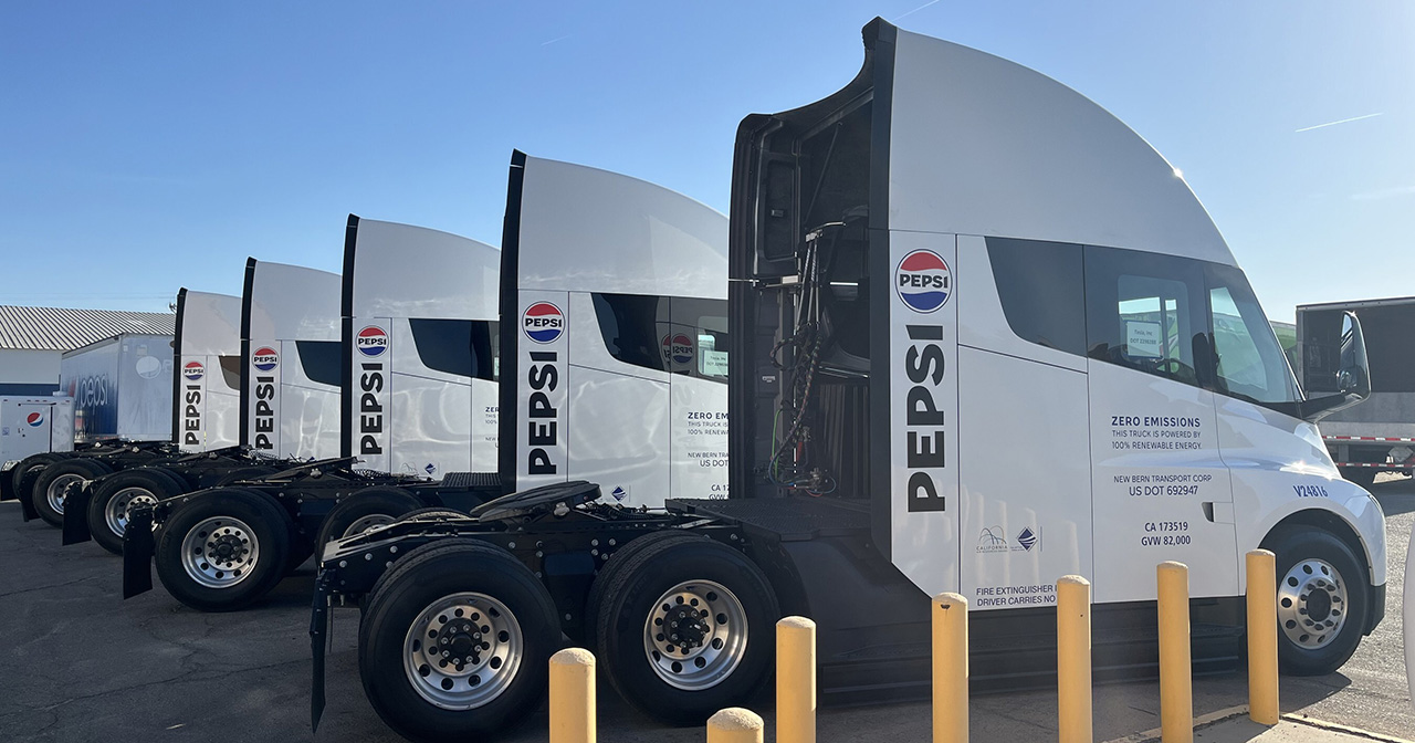 Camions Tesla Semi sur le site de distribution de PepsiCo