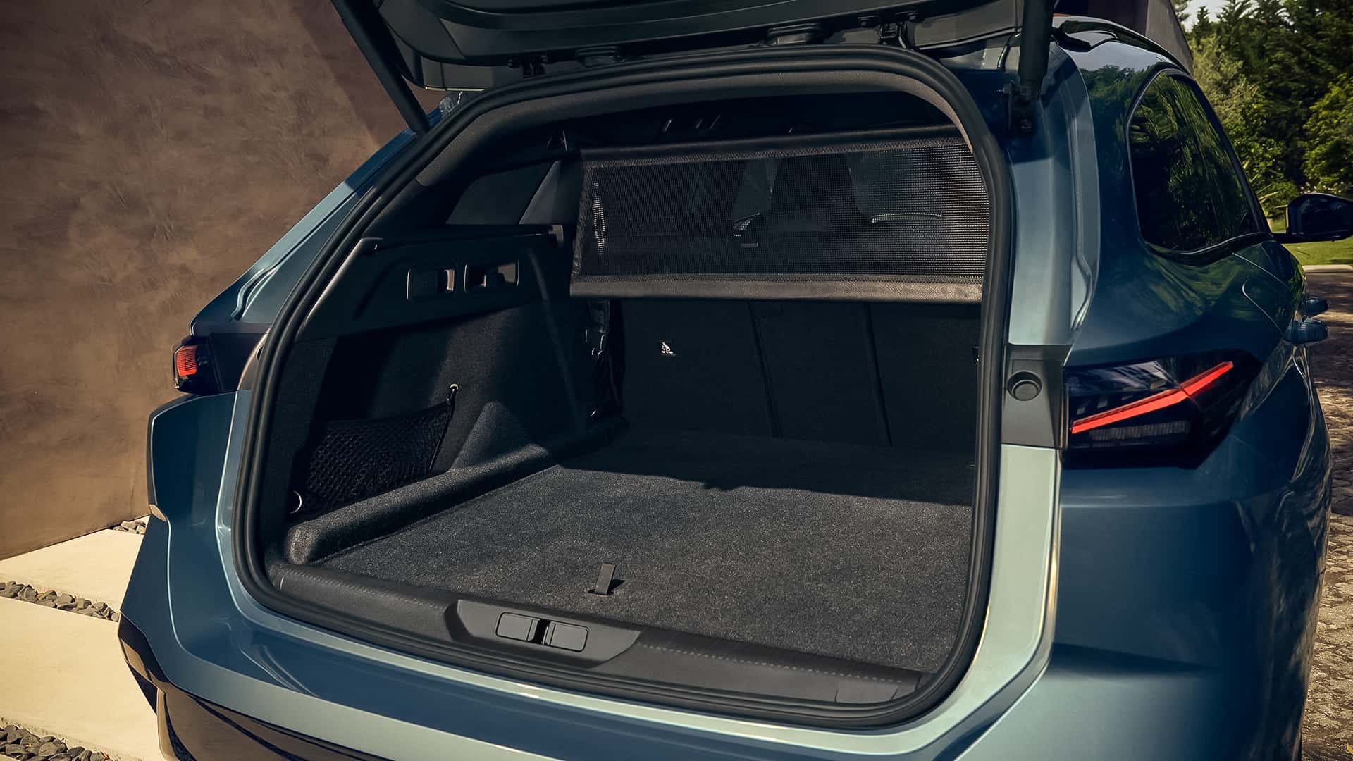 Peugeot 308 SW on the move