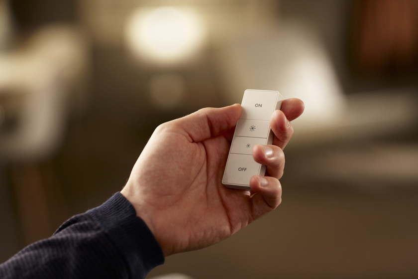 Комплект Philips Hue Wireless Dimming Kit из "умной" лампы и беспроводного пульта ДУ-3