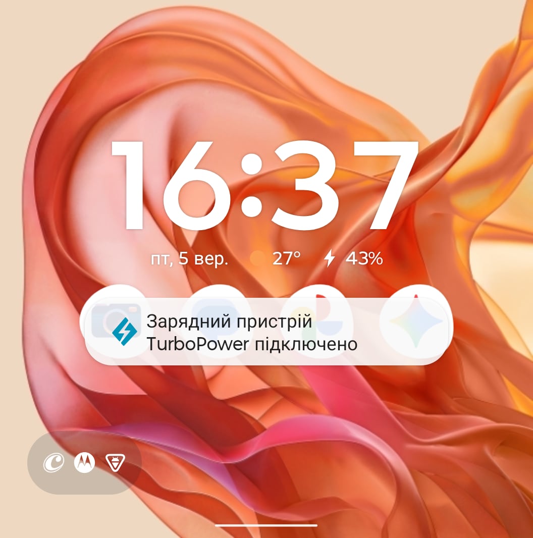 Скриншот зовнішнього екрану RAZR 50 в процесі швидкої зарядки. Ілюстрація: gagadget