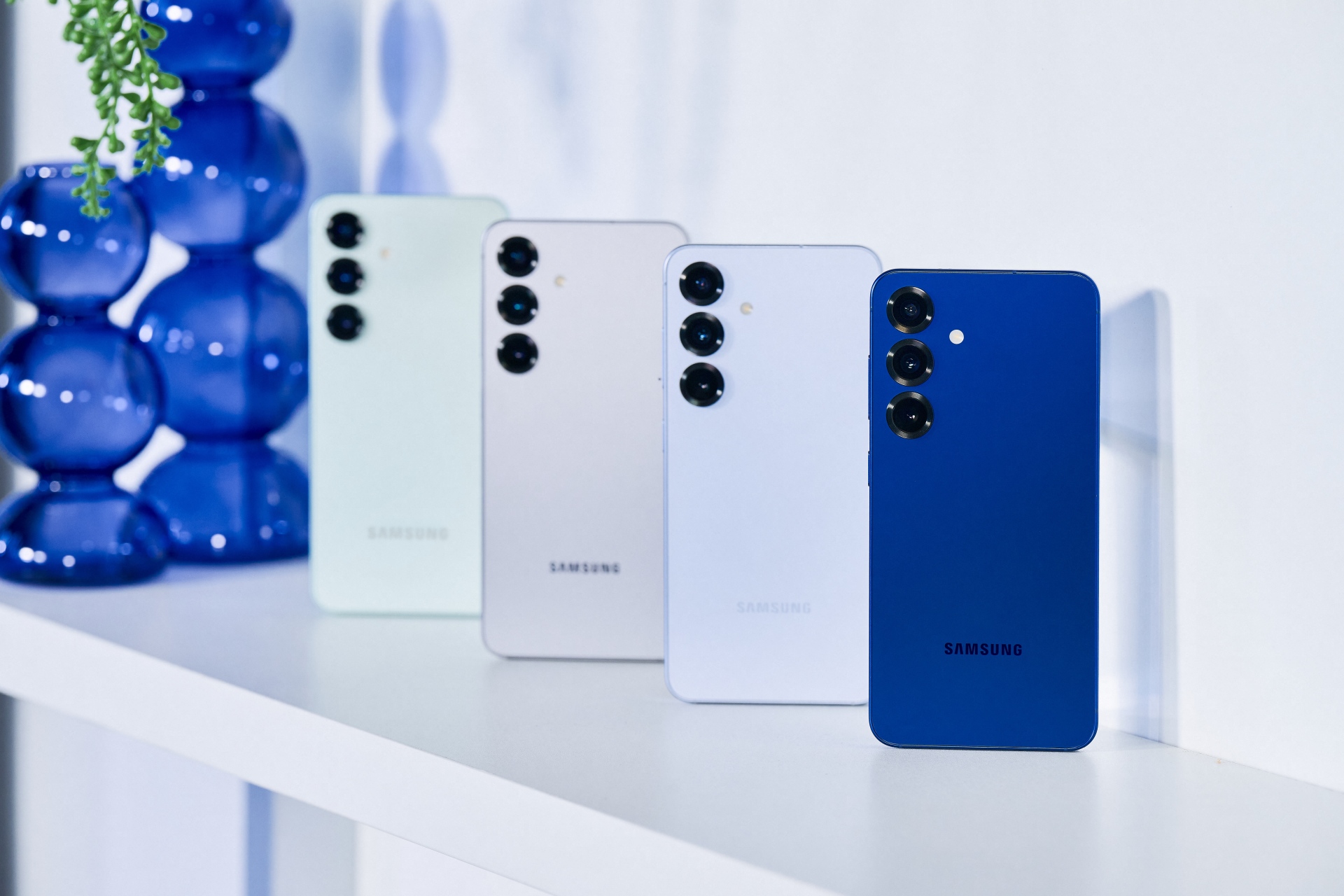 Сімейство кольорів Samsung Galaxy S25 у життєвій обстановці