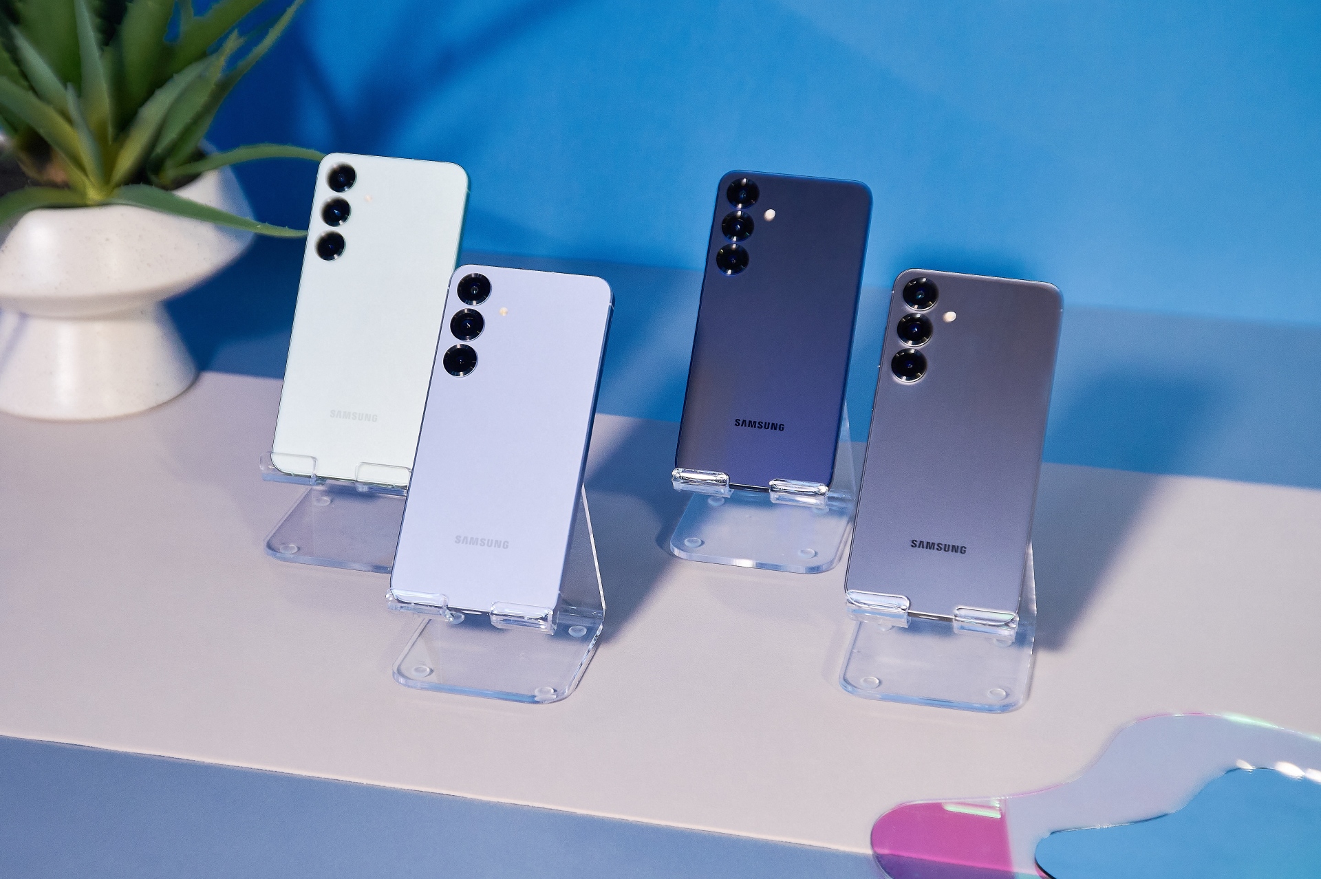 Основні кольори Samsung Galaxy S25+ у життєвій обстановці