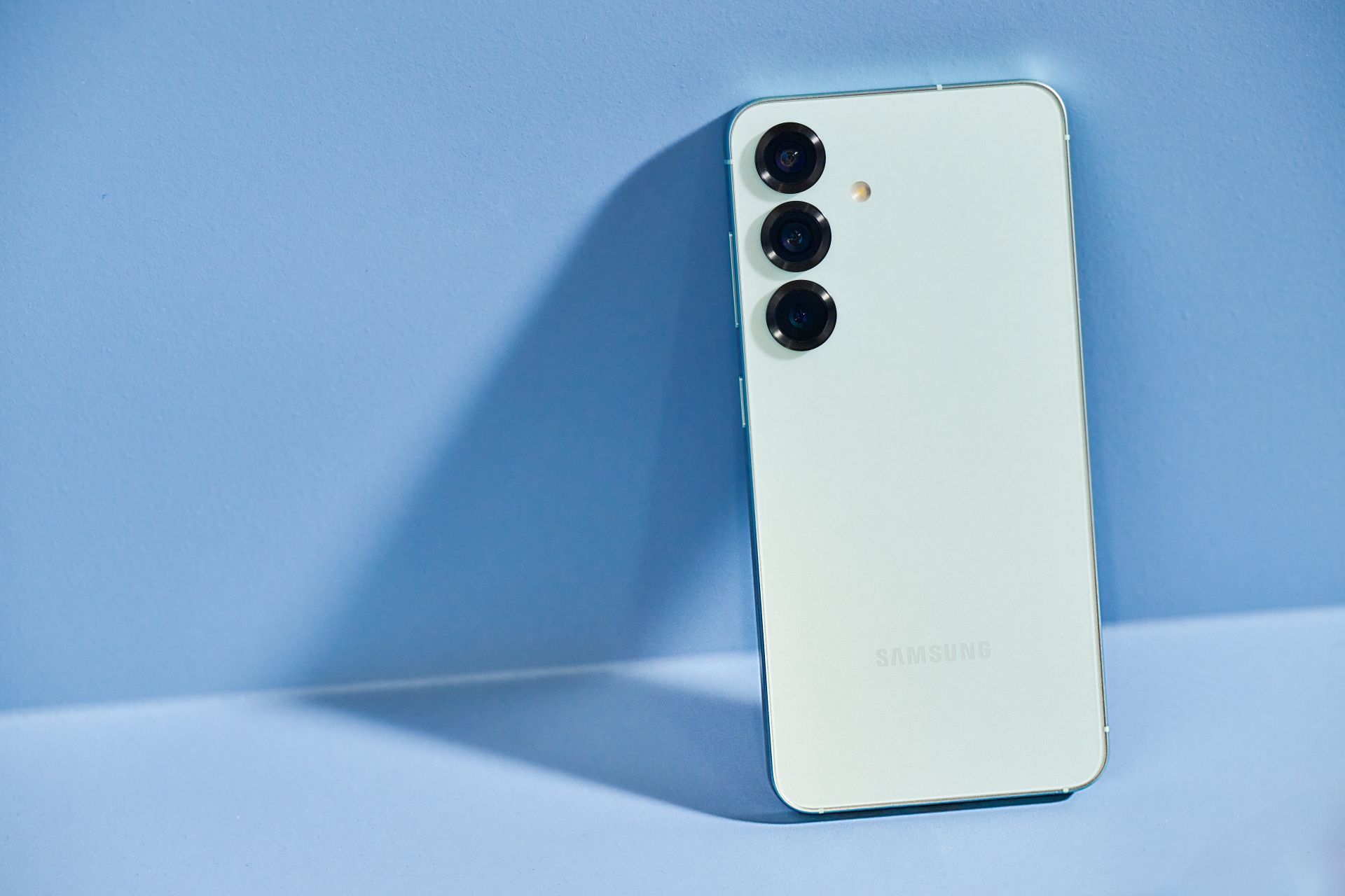 Samsung Galaxy S25+ у кольорі Mint