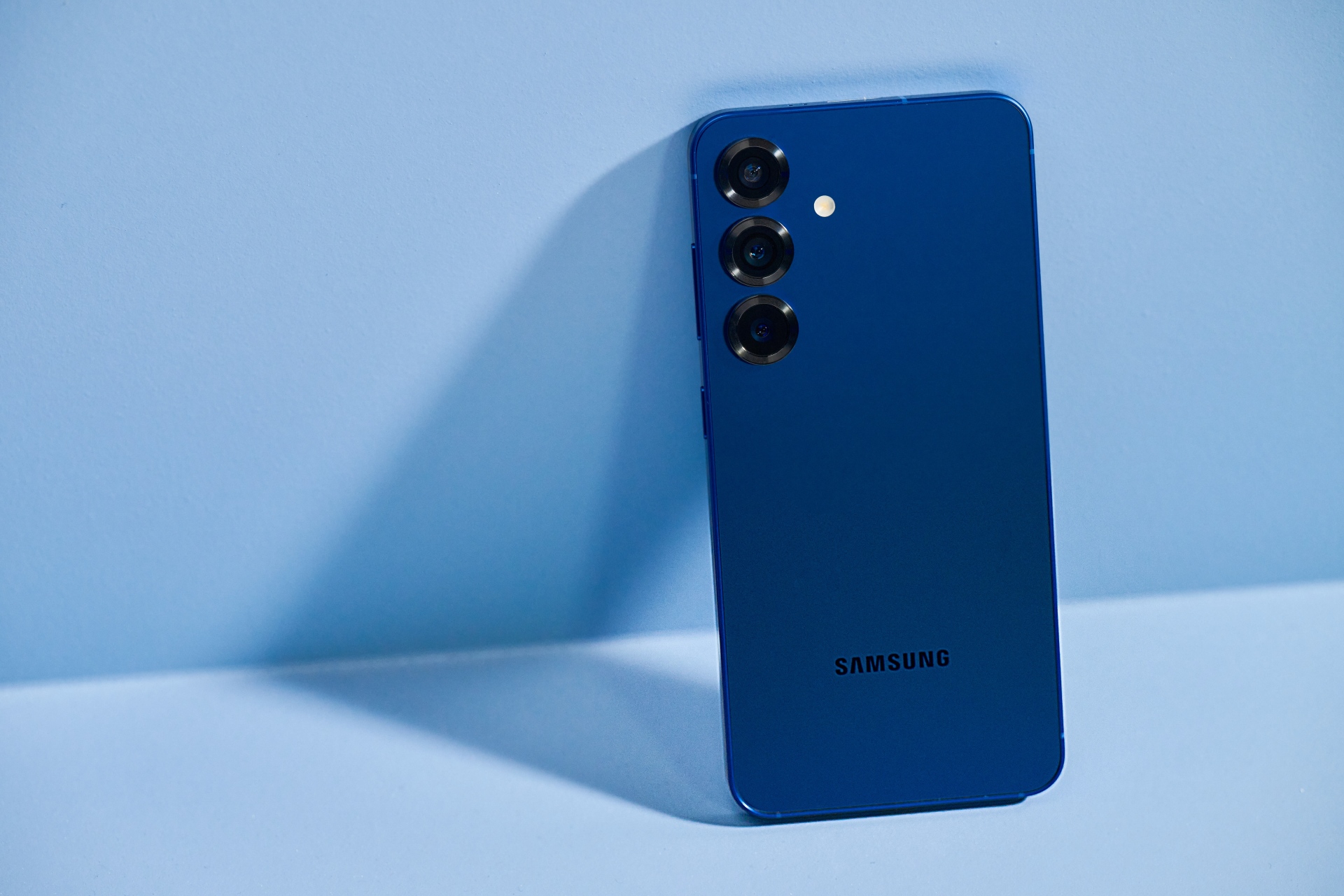 Samsung Galaxy S25+ у кольорі Navy