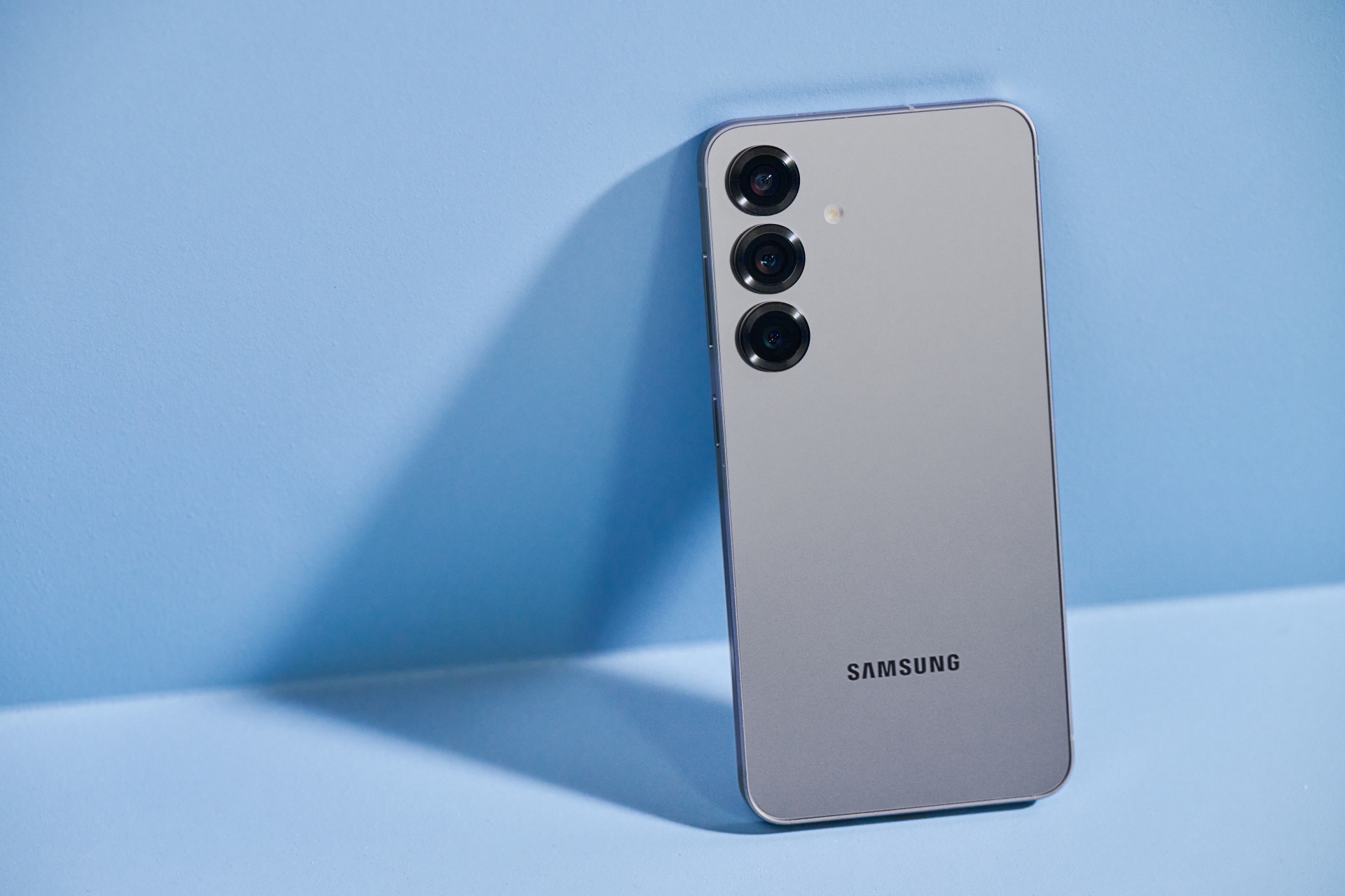 Samsung Galaxy S25+ у кольорі Silver Shadow