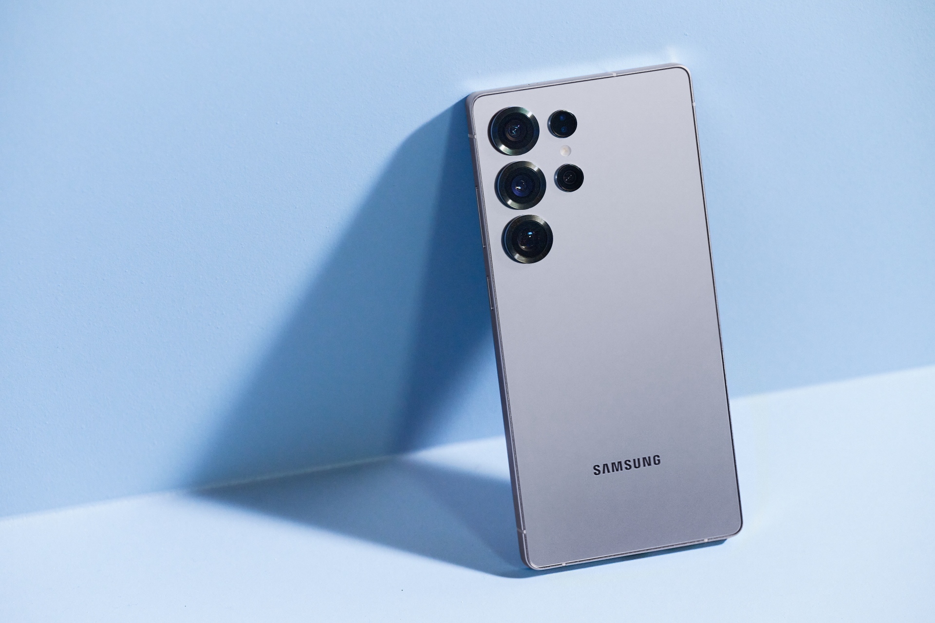 Samsung Galaxy S25 Ultra у кольорі Titanium Silver Blue