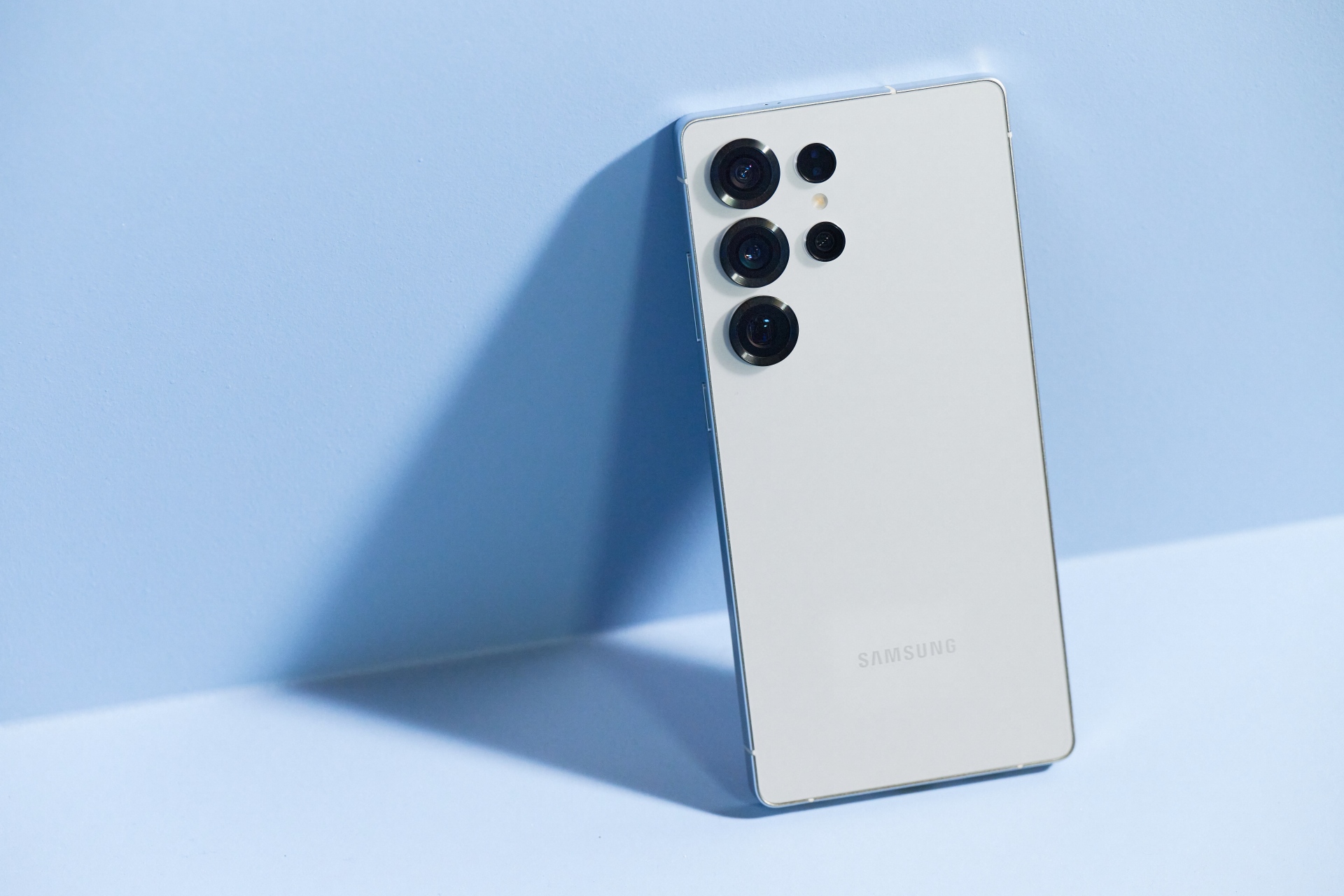 Samsung Galaxy S25 Ultra у кольорі Titanium White Silver