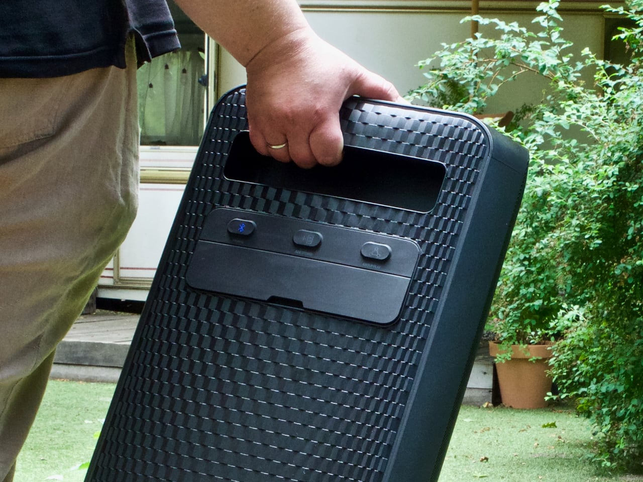 King of the vibe: Samsung Sound Tower MX-ST50B heavy-duty speaker with built-in battery and LED backlight review-9