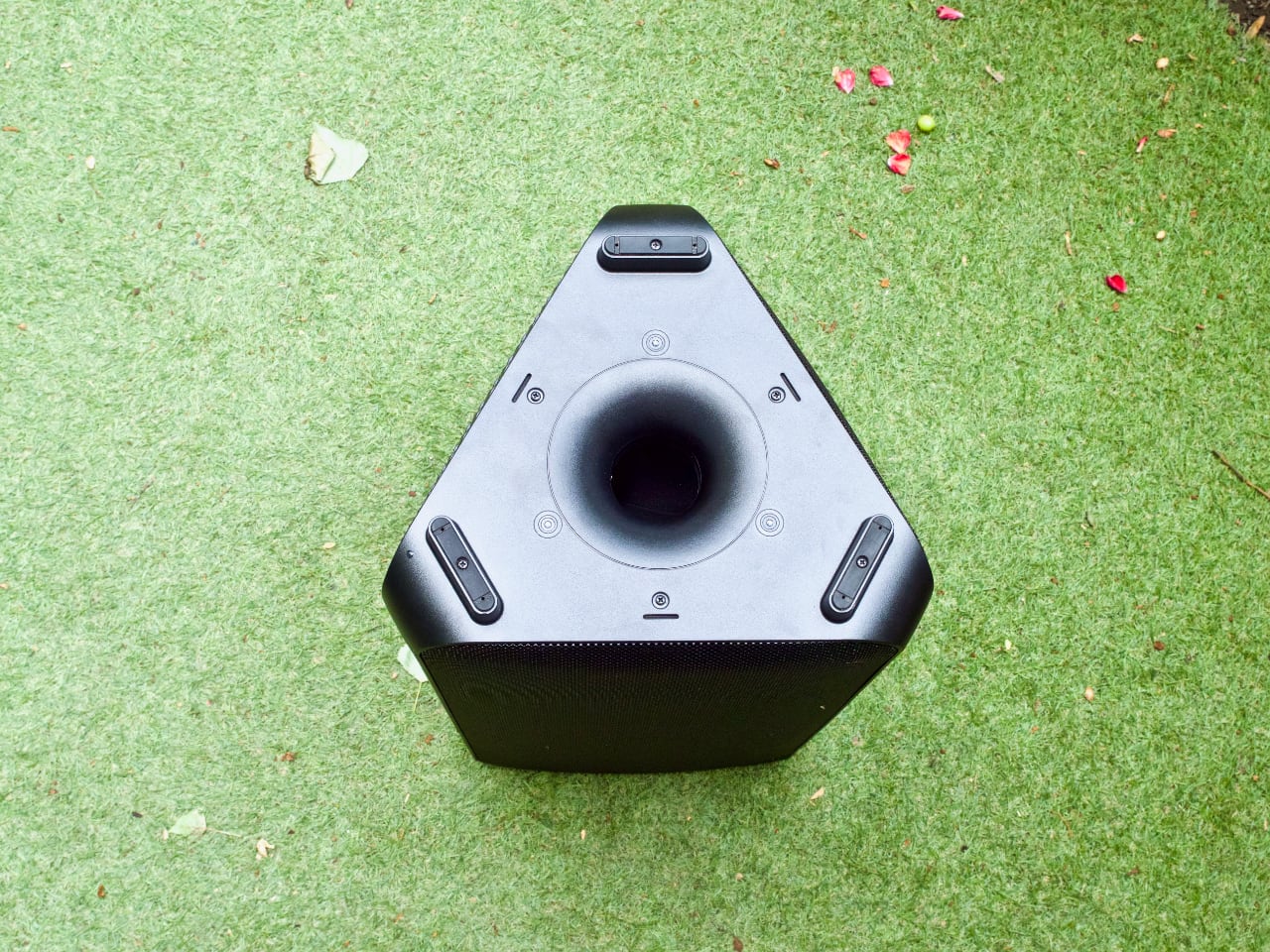King of the vibe: Samsung Sound Tower MX-ST50B heavy-duty speaker with built-in battery and LED backlight review-30