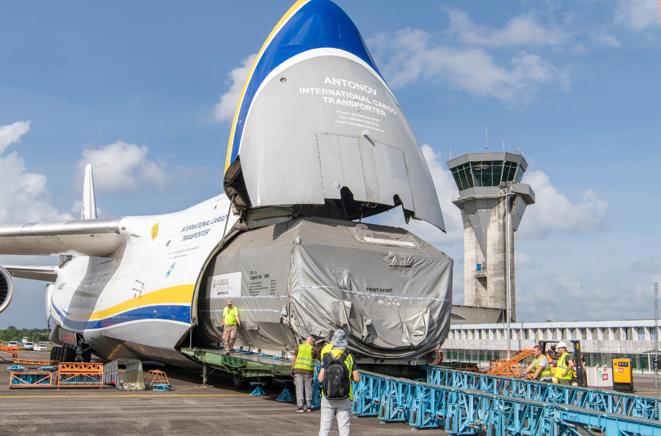 Ukrainian An-124 transport aircraft and CSO-3 satellite
