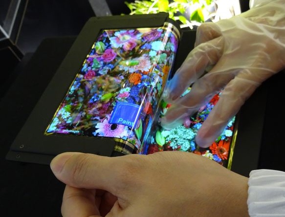 Создан 8.7-дюймовый складной сенсорный OLED-дисплей с разрешением FullHD-4