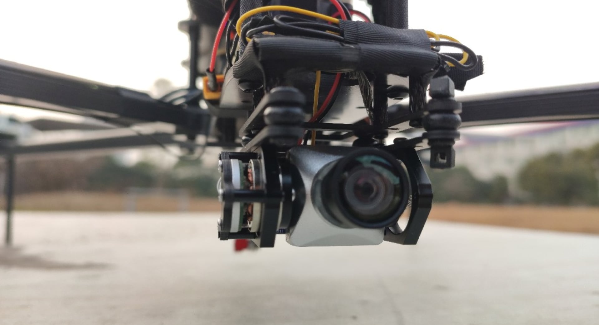 «Шмавик» замість DJI Mavic. Український виробник хоче замінити популярний китайський дрон на полі бою