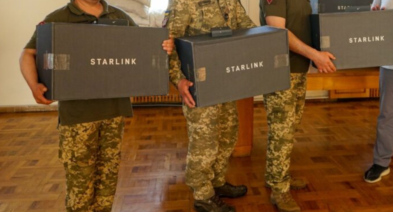Українські військові зі Starlink