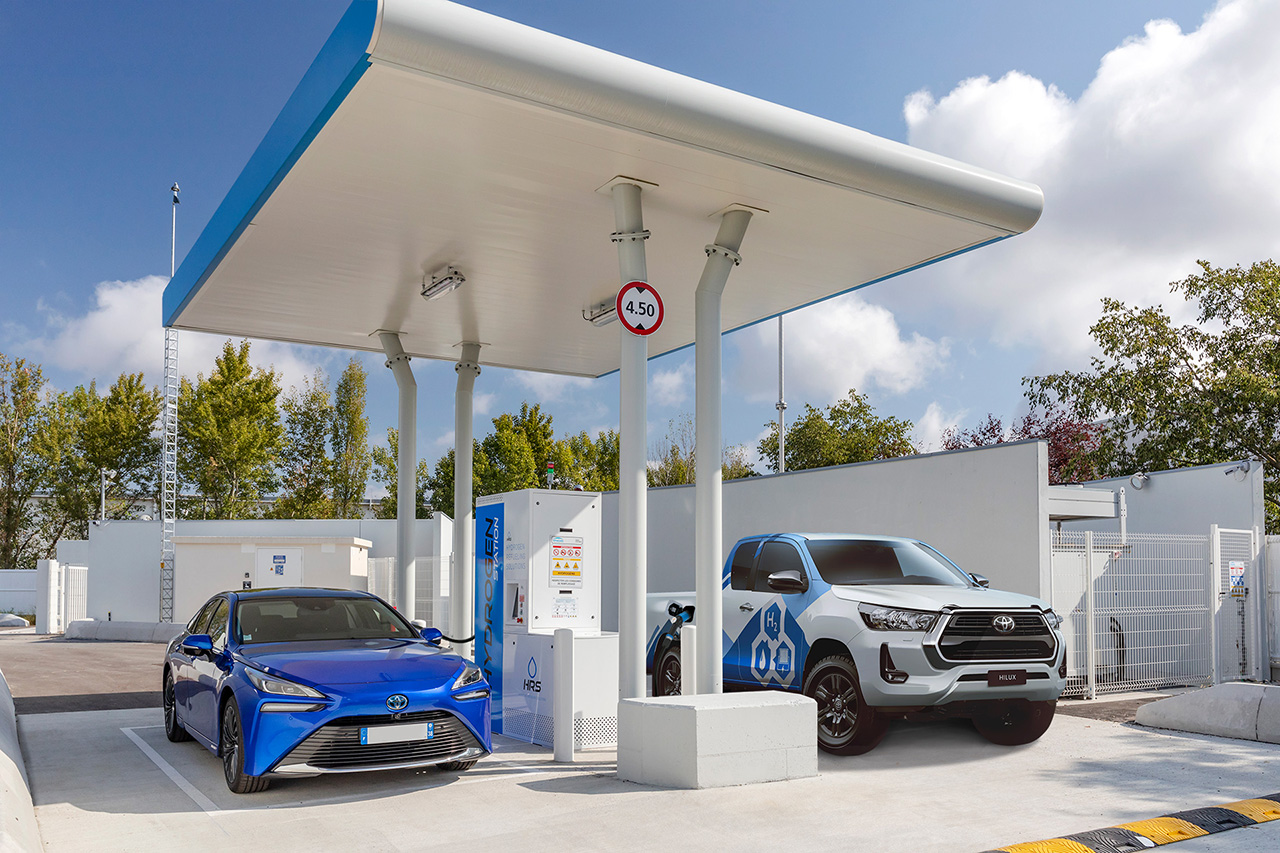 Toyota Mirai et Toyota Hilux dans une station de ravitaillement en hydrogène