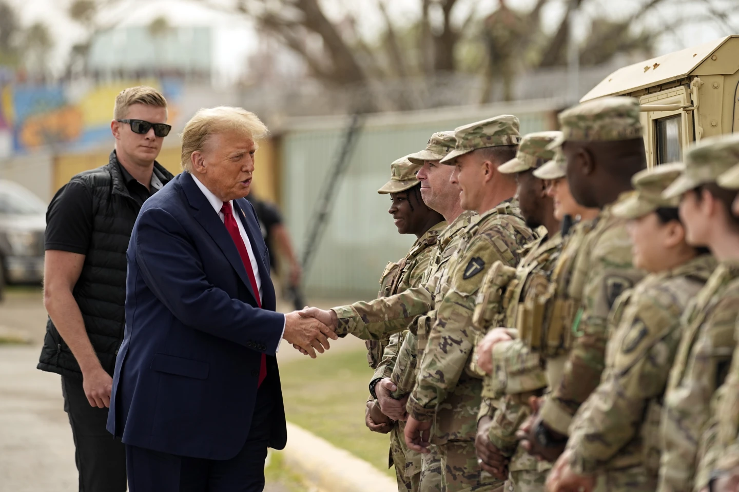 Президент США Дональд Трамп та бійці Нацгвардії