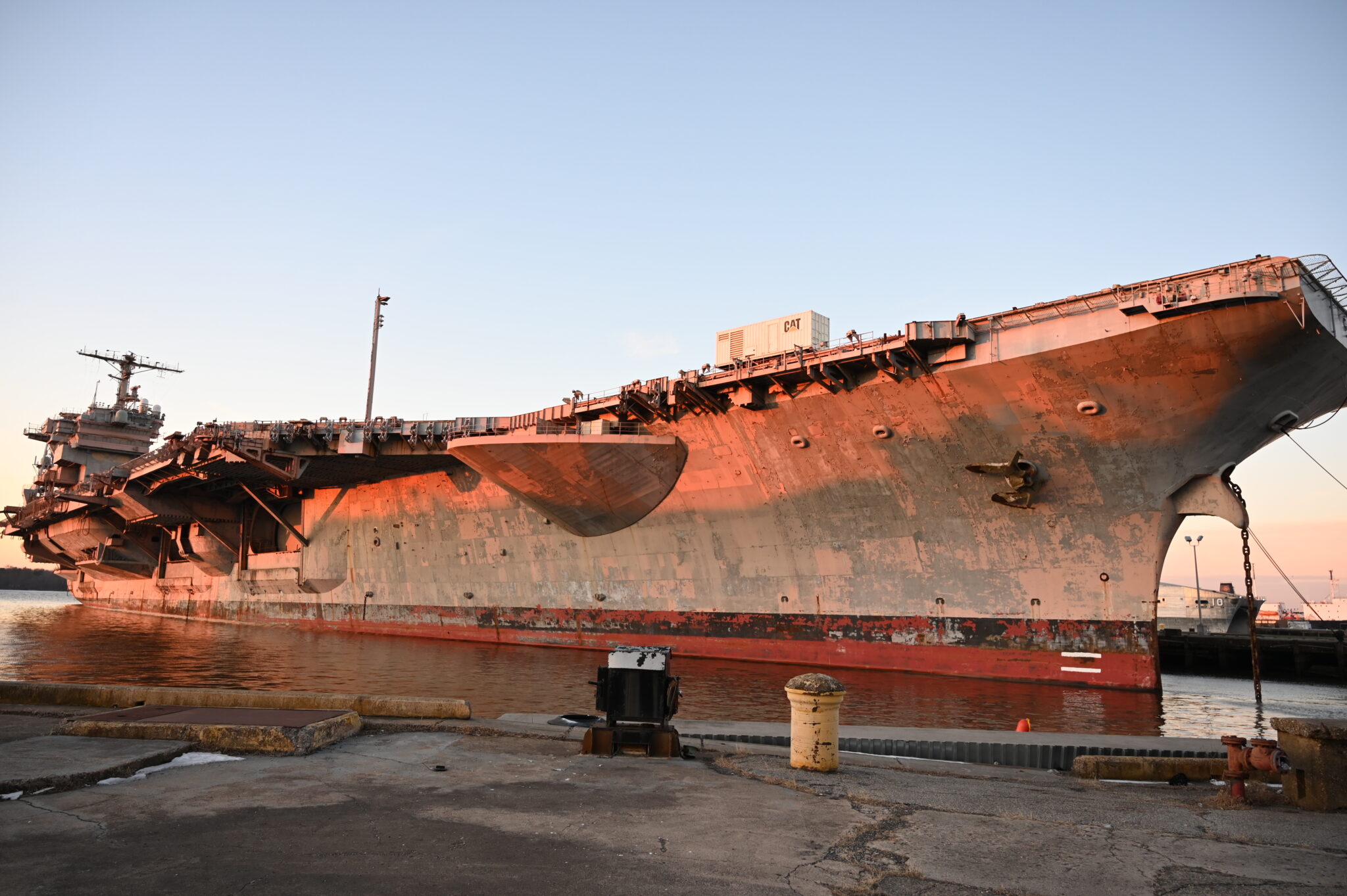 Le porte-avions USS John F. Kennedy (CV 67) avec un moteur conventionnel